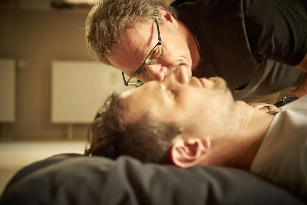 Holger Langer begleitet einen Mann bei einer Breathwork-Session